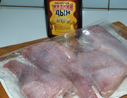 1. Этап. Копченый морской окунь: Спустя 3 суток пакет разрежьте, слейте жидкость и влейте жидкий дым. Оставьте на час.