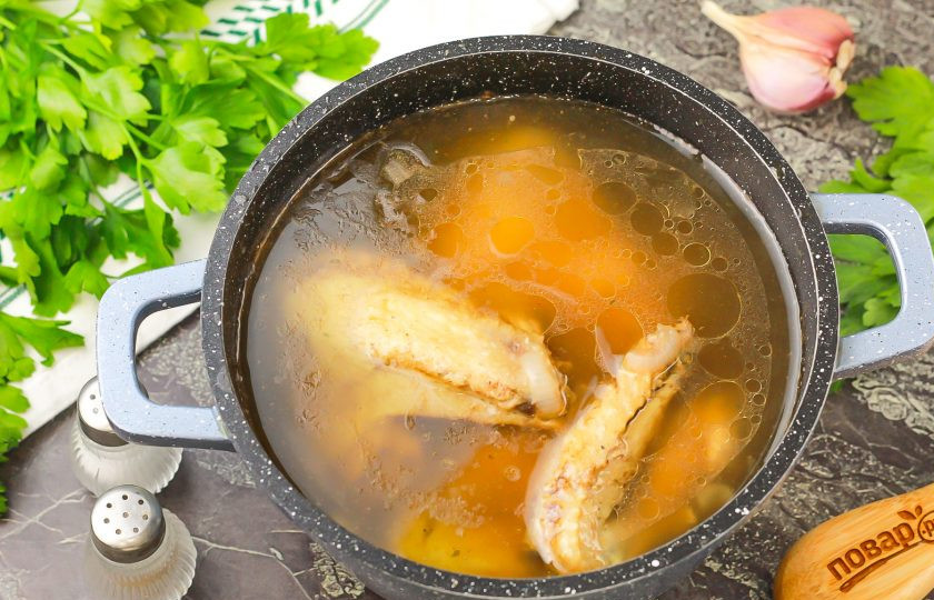 1. Этап. Китайский куриный бульон: Отварите бульон в течение 30 минут на умеренном нагреве.