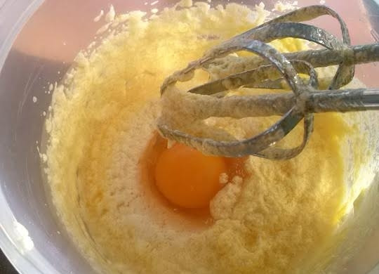 1. Этап. Тирольский пирог: 1 Разогрейте духовку до 180 С. Размягченное масло, сметану, сахар, мускатный орех и ванилин взбиваем миксером в течение 5 минут. Продолжая взбивать, добавляйте по одному яйцу.