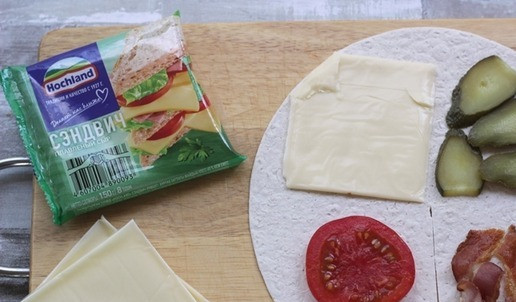 1. Этап. Сэндвич в лаваше: Выложить по кругу на четвертинки лаваша подготовленные ингредиенты.