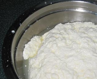 1. Этап. Домашний сыр из кефира: 3. А теперь выливаем в кастрюлю свежее молоко и добавим настоявшуюся сыворотку. На маленьком огне варим, пока сыр не отделиться. это недолго.