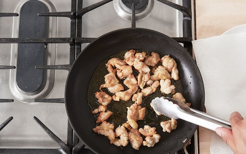 1. Этап. Салат с курицей и редиской: 4. Курицу солю и перчу, перемешиваю, обваливаю каждый кусочек в муке и обжариваю на раскаленной сковороде с добавлением оливкового масла. Перекладываю на салфетку, чтобы избавиться от лишнего жира.