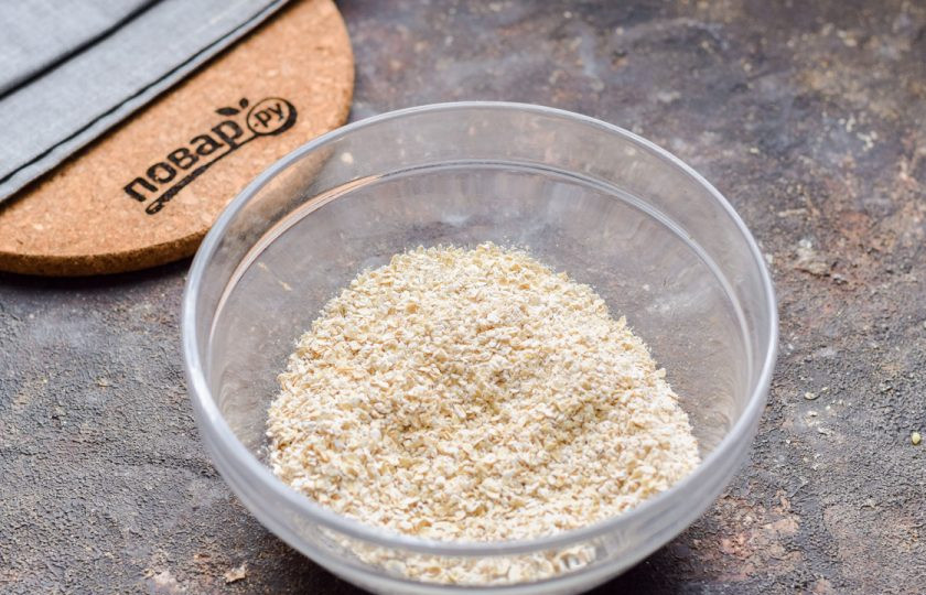 1. Этап. Творожное печенье с курагой: Хлопья измельчите в кофемолке до мелкой крошки.