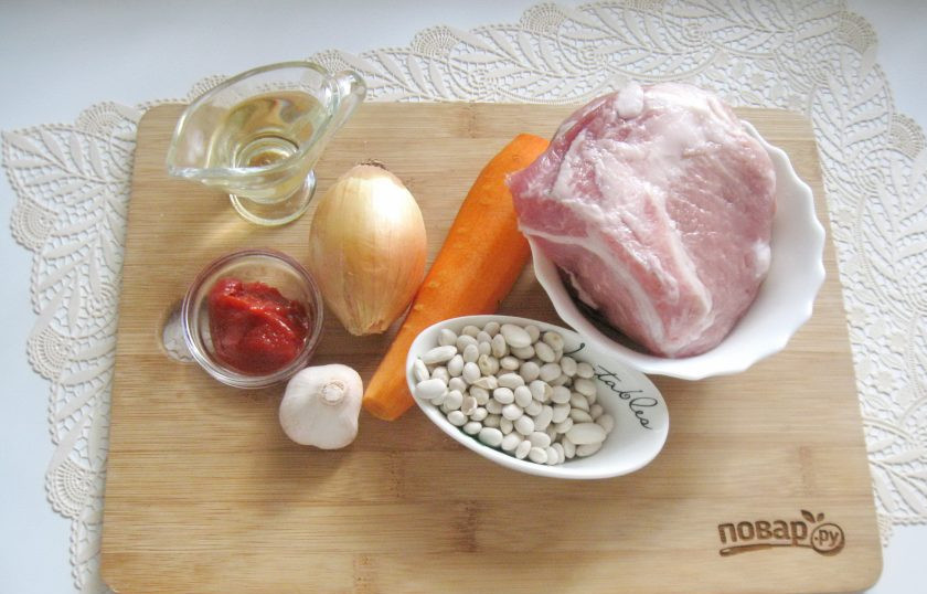 1. Этап. Свинина с фасолью в томатном соусе: Подготовьте ингредиенты для приготовления свинины с фасолью в томатном соусе.