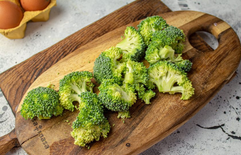 1. Этап. Запеканка с форелью и брокколи: Брокколи разберите на небольшие соцветия.