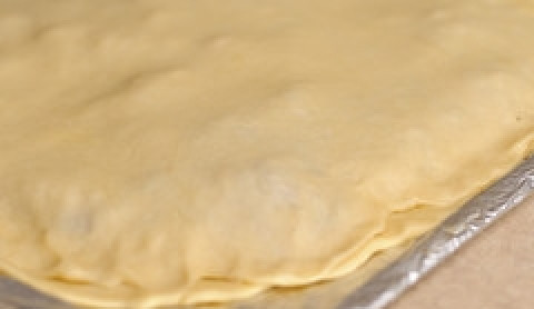 1. Этап. Мясной пирог с картофелем: Раскатайте из теста два блина, толщиной около сантиметра. Чтобы выдержали начинку.