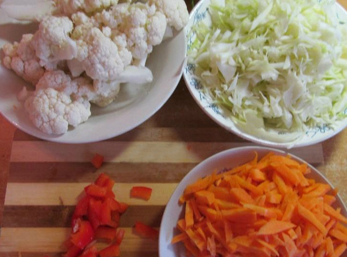 1. Этап. Жиросжигающий суп: Для приготовления супа чистим и моем овощи. Белокочанную капусту шинкуем. Разбираем цветную капусту на соцветия. Морковь нарезаем тонкой соломкой либо трем на терке. Болгарский перец нарезаем кубиками.