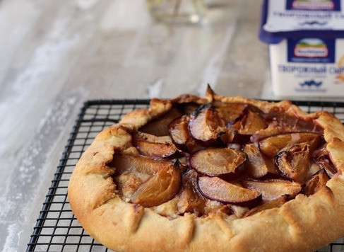 1. Этап. Галета со сливами: Готовую галету остудить на решетке.