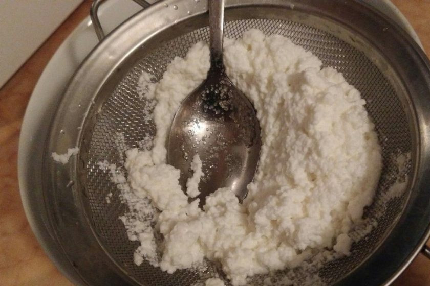 1. Этап. Домашний творожок из кефира 2,5%: 6. Теперь возьмите маленькую ложку и протрите творожок через ситечко в отдельную посуду.