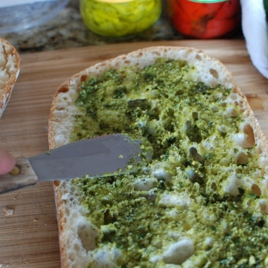 1. Этап. Сэндвич-кирпич: Намазываем песто на обе половинки хлеба.