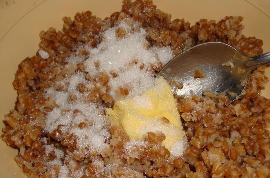 1. Этап. Кутья украинская: В приготовленную кашу добавьте масло и сахар по вкусу. Хорошо перемешайте.