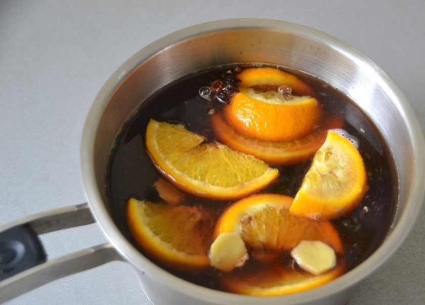 1. Этап. Безалкогольный глинтвейн на гранатовом соке: Влейте в сотейник гранатовый сок и нагрейте до температуры около 70 градусов.