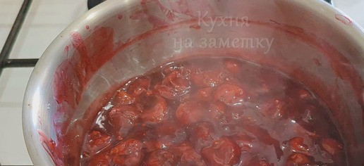 1. Этап. Шоколадный торт с вишней и сметанным кремом: Свежую или замороженную вишню смешать с сахаром в сотейнике и отправить на средний огонь. Довести до кипения, добавить 100 мл. воды. Отдельно смешать 20 мл. воды с крахмалом и добавить к вишне. Подержать на огне еще 1 минуту до загустения