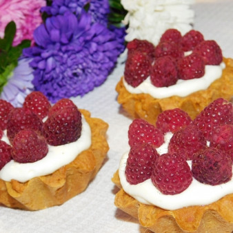 Медовые корзиночки с малиной