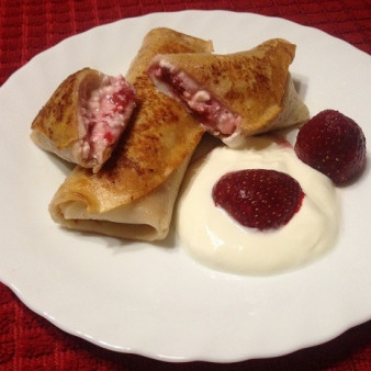 Блинчики с творогом и замороженной клубникой