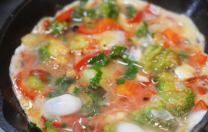 1. Этап. Фриттата с брокколи и сладким перцем: 11. Залейте яичной смесью и жарьте, пока яйца не 