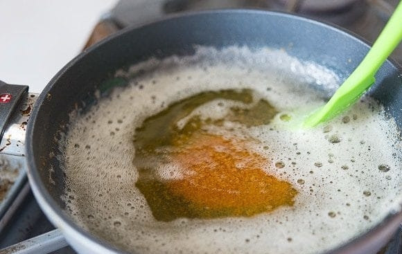 1. Этап. Тыквенные пончики: 1. В глубокой сковороде растопите масло для теста.