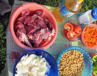 1. Этап. Шурпа из баранины в казане: Подготовить продукты: мясо порубить, помыть, обсушить, овощи порезать.