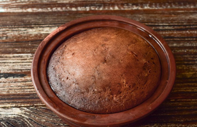 1. Этап. Шоколадный бисквит на молоке: Отправьте бисквит в разогретую до 190 градусов духовку на 30-35 минут.