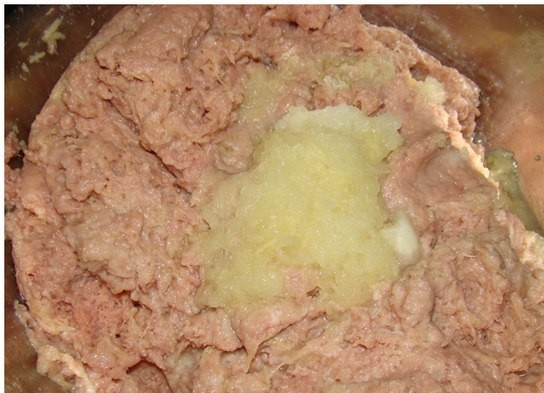 1. Этап. Вафельные котлеты: 3. Луковицу очистить и пропустить через мясорубку к фаршу.