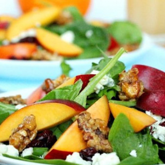 Салат из шпината и персиков