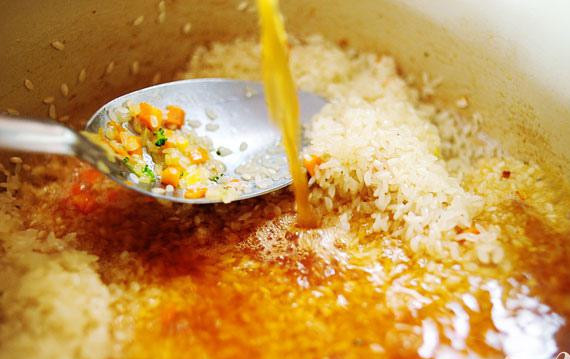 1. Этап. Весеннее ризотто: В течение следующих 30 до 45 минут добавить 1 стакан кипящего бульона, помешивая. Варить, пока бульон не впитается. Добавить оставшуюся половину вина и варить до испарения.