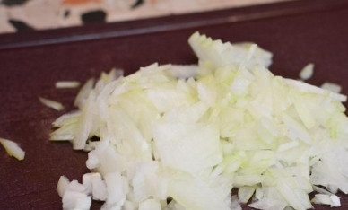 1. Этап. Говядина в кисло-сладком соусе по-китайски: Чистим и шинкуем лук.