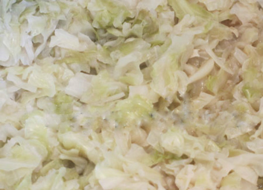 1. Этап. Зеленые щи на зиму: 2. С капусты снимите пару верхних листов, они нам не понадобятся. Остальную часть кочана нашинкуйте небольшой соломкой. В кастрюлю с водой добавьте капусту, поставьте вариться на средний огонь.