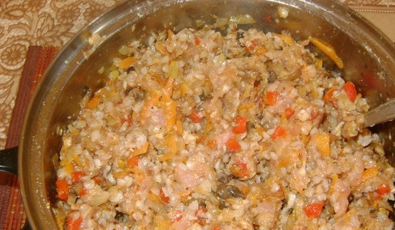 1. Этап. Творожная запеканка с гречкой: 2. Добавим к гречке, перемешаем. Выкладываем в творожно-гречневую массу форму запекания и смазываем сметаной.