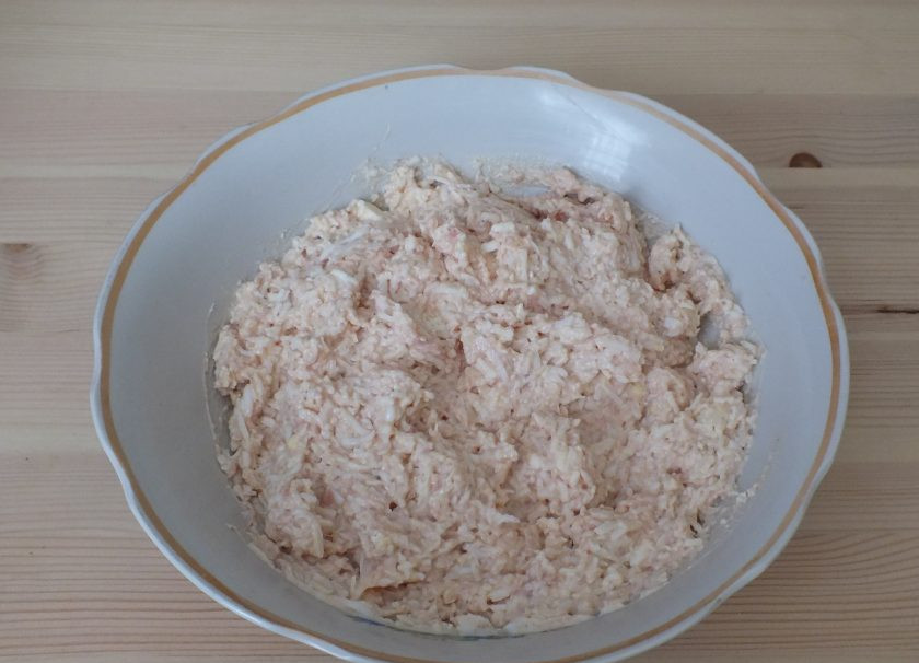 1. Этап. Закуска пикантная на Новый год Крысы: Перемешайте. Масса не должна быть сильно жидкой.