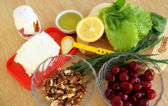 1. Этап. Салат с черешней и сыром: Подготовьте необходимые продукты. Черешню и зелень промойте. Из черешни удалите косточки, разрежьте на половинки.