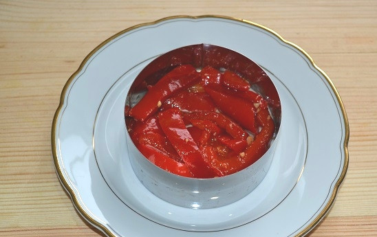 1. Этап. Салат с консервированным перцем: 6. Следующий слой - консервированный перец.