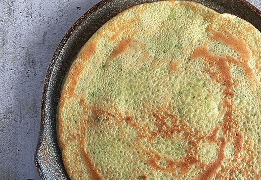 1. Этап. Шпинатные блинные треугольники с ветчиной: Собранные блины ставим на огонь. Обжариваем с одной стороны до красивого цвета (не сожгите, следите). Накрыв тарелкой, переворачиваем блин на неё и с тарелки отправляем опять на сковороду дожариваться второй стороной. Так сыр у нас подплавится с обеих сторон и 