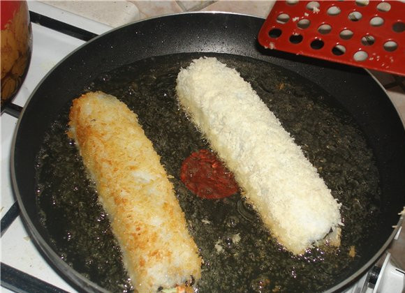 1. Этап. Кляр для суши: Опустите в кляр, потом в сухари. Обжариваем на раскаленной сковородке в масле до золотистого цвета. Такой вот простой кляр для суши готов. Приятного аппетита!