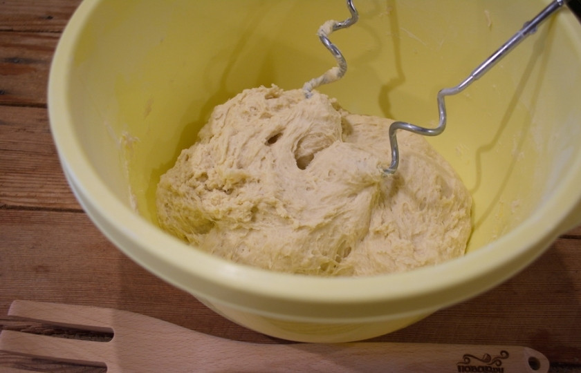 1. Этап. Дрожжевое тесто на майонезе: Замесите тесто. Я использую для этого миксер. Время замеса — 5-7 минут.