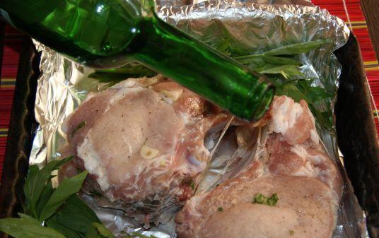 1. Этап. Мясо и любисток: Полить белым вином.