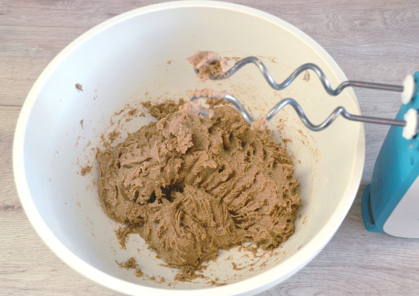 1. Этап. Бездрожжевой хлеб Стройный: Замесите тесто с помощью миксера (тестомеса) или руками.