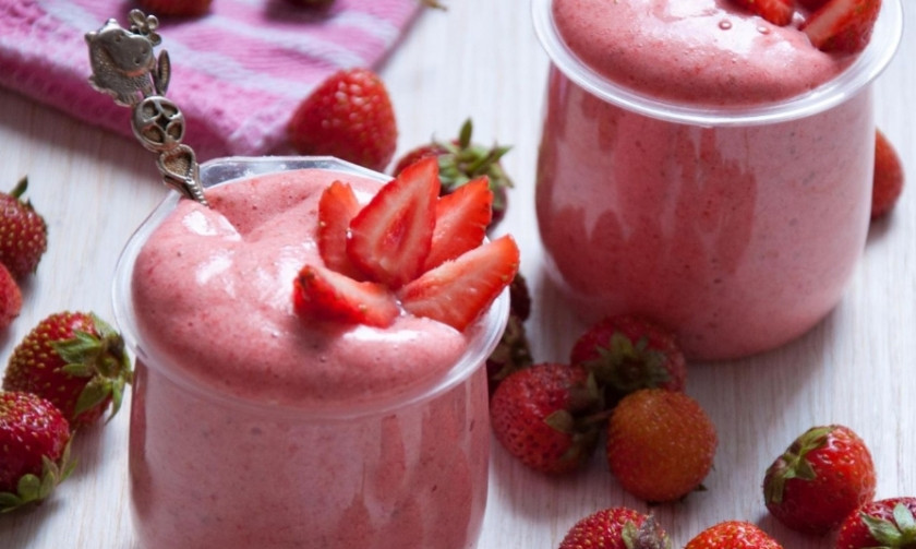 1. Этап. Мусс из клубники: 4. Раскладываем готовый десерт по стаканам и украшаем ягодками. Чуть охладим — и можно подавать!