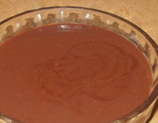 1. Этап. Шоколадный крем с вишней: 5. Крем получится жидким, поэтому отправьте его в холодильник, чтобы он немного застыл. После этого таким кремом можно начинять пирожные, промазывать торт. Если вы хотите покрыть торт шоколадной глазурью, то сделайте это сразу после приготовления данного крема. Залив торт, только тогда отправляйте его в холод для застывания.