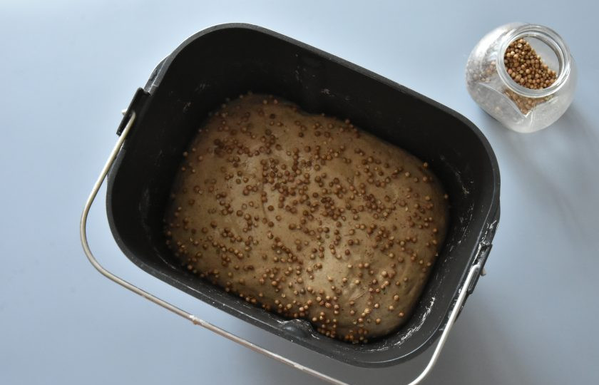 1. Этап. Дарницкий хлеб на закваске в хлебопечке: При желании верх буханки можно присыпать зернами кориандра.