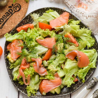 Салат с авокадо и семгой