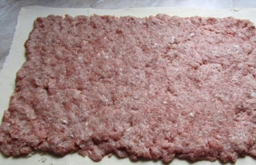 1. Этап. Мясной рулет в тесте: 5. Сверху выложить фарш и разровнять по всей поверхности. При желании фарш также можно предварительно обжарить на сковороде.