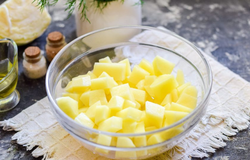 1. Этап. Казацкий борщ: Картофель нарежьте небольшими кубиками.