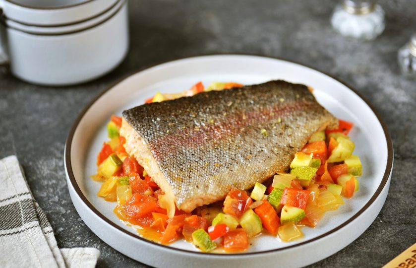 1. Этап. Форель в белом вине: Выложите в центр тарелки тушеные овощи, сверху выложите форель и можно подавать к столу. Приятного аппетита!