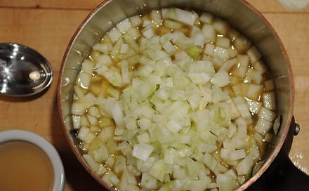 1. Этап. Закуска из тыквы: Затем в толстостенную кастрюлю наливаем чашку яблочного сидра, высыпаем лук, яблоко.