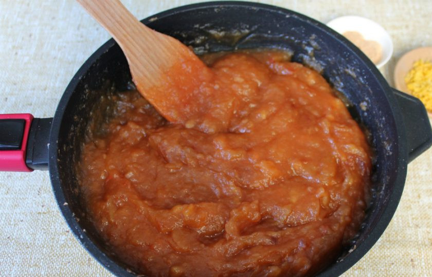 1. Этап. Заготовка яблок для пирогов: Яблочная начинка становится густой и уменьшается в объеме. На этом этапе нужно перемешивать чаще.