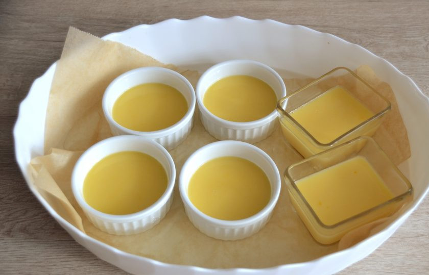 1. Этап. Суфле Крем-брюле: Разлейте смесь по формочкам на 2/3 от их высоты. Дно емкости для запекания застелите пергаментом, чтобы гасить возможные брызги. Залейте кипятком на высоту 1/3 от высоты формочек. Кипяток заливайте аккуратно, не допуская попадания брызг в формочки.