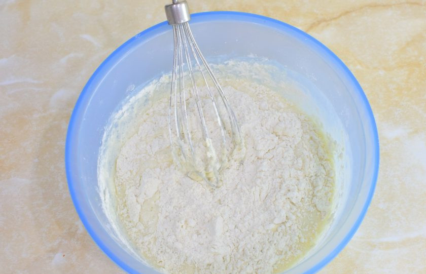 1. Этап. Блины на сливках: К тесту постепенно подсыпайте просеянную муку и сразу перемешивайте.