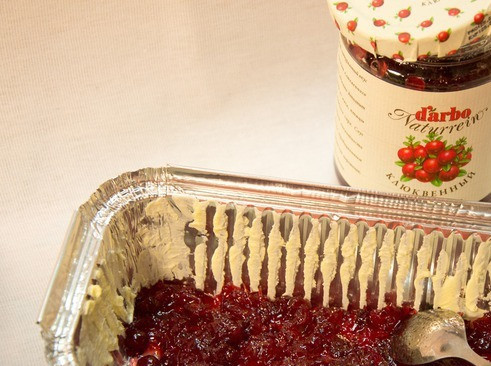 1. Этап. Нокерльн: 4. Дно формы смазываем сливочным маслом, и выкладываем слой варенья.