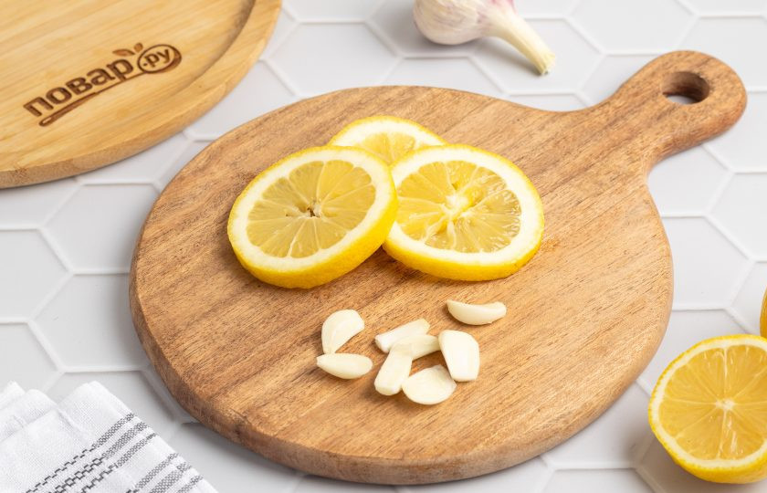 1. Этап. Лимонно-чесночный настой «Антигрипп»: Лимон порежьте тонкими кружочками, а зубчики чеснока очистите и разрежьте пополам.